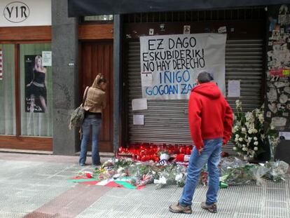 Ramos de flores en recuerdo a Iñigo Cabacas.