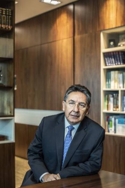 El fiscal general de Colombia, Néstor Humberto Martínez, en su despacho.