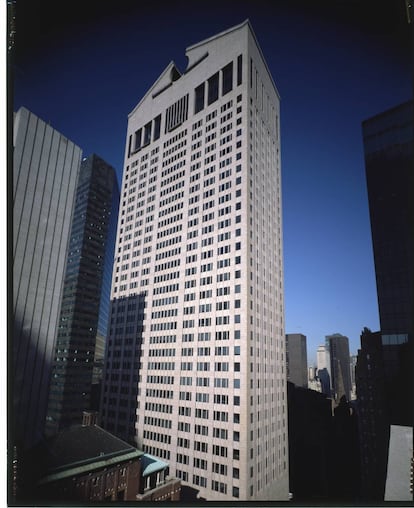 El edificio AT&T de Philip Johnson era para Sorkin una versión "emperifollada" y "con orejas" del edificio Seagram. |