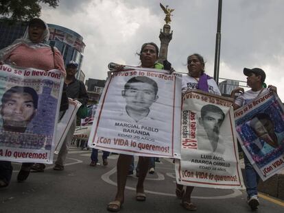 Marcha de familiares de los 43 este miércoles en Ciudad de México. 