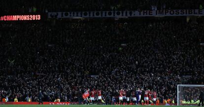 El Manchester United celebra con su afición el titulo conquistado. En la actualidad el Manchester United tiene 85 puntos seguido del Manchester City (72) y el Chelsea (68).