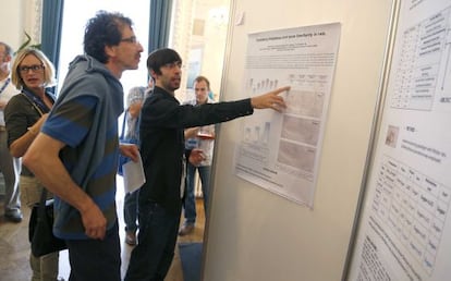 Varias personas asisten a uno de los cursos de verano que la UPV ha celebrado en San Sebastián.