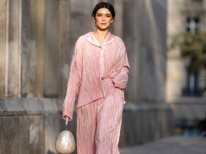 La bloguera e 'influencer' Katie Giorgadze con pijama rosa de J’amemme por las calles de París (Francia). GETTY IMAGES.