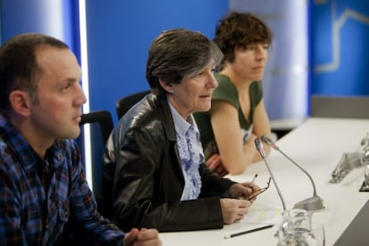 Laura Mintegi, en el centro, durante la rueda de prensa en el Parlamento.