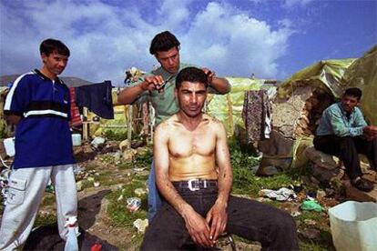Una peluquería improvisada para inmigrantes en el poblado de chabolas de Santa María del Águila.