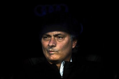 José Mourinho, en el banquillo del Real Madrid durante un partido de la Liga.