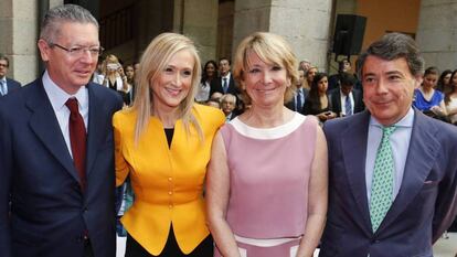 Alberto Ruiz Gallardón, Cristina Cifuentes, Esperanza Aguirre e Ignacio González en la jura de Cifuentes como presidenta de la Comunidad de Madrid, en 2015