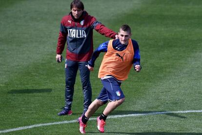 Verratti recibe indicaciones de Conte durante un entrenamiento