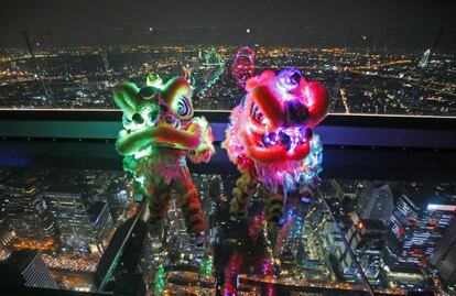 Representación de la danza del león con luces LED en la cubierta de vidrio del edificio King Power Mahanakhon, actualmente el más alto de Tailandia con 314 metros de altura, el 4 de febrero de 2019, en Bangkok, Tailandia.