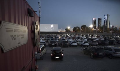 El Autocine Madrid Race, con las Cuatro Torres al fondo.