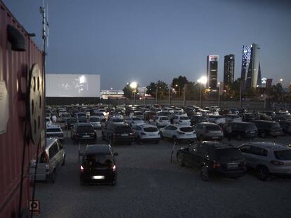 El Autocine Madrid Race, con las Cuatro Torres al fondo.