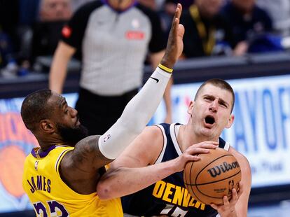 Nikola Jokić ataca ante LeBron James en el partido de este lunes en Denver.