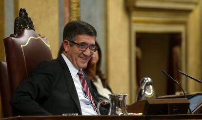 El presidente del Congreso, Patxi López, sonríe durante un momento del debate.