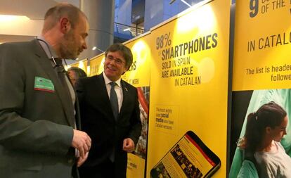 Carles Puigdemont durante su visita a la exposición en la Eurocámara.