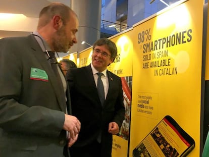 Carles Puigdemont durante su visita a la exposición en la Eurocámara.
