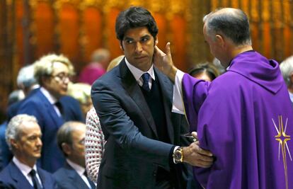 Cayetano Ordoñez, asiste al funeral de la Duquesa, en la Catedral de Sevilla.