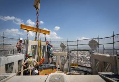 Colocación el 19 de julio de unos de los bloques en una de las torres de la Sagrada Familia, en una imagen del Blog del templo.