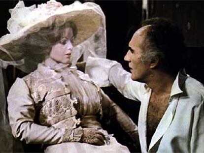 El actor Michel Piccoli, con una muñeca, en una escena del filme <i>Tamaño natural</i>, de Luis García Berlanga.