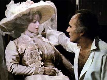 El actor Michel Piccoli, con una muñeca, en una escena del filme <i>Tamaño natural</i>, de Luis García Berlanga.