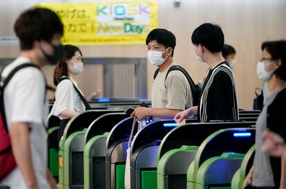 Varias personas en la estación de Shinjuku en Tokio el 10 de julio.