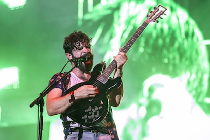 Yannis Philippakis, de Foals, durante su concierto en el FIB, en 2017.