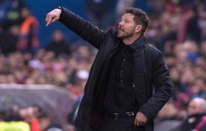 Simeone da indicaciones durante el derbi.