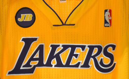 Una insignia con las iniciales de Jerry Buss adornó la camiseta de los Lakers durante el duelo contra Boston.