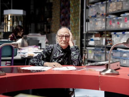 El artista Antoni Miralda, sentado en el archivo FoodCultura.