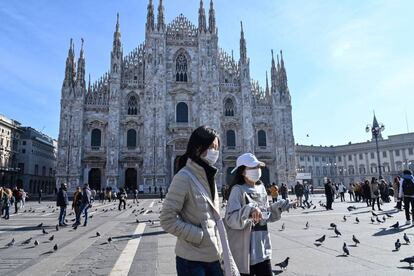 El norte de Italia es uno de los lugares a los cuales se han restringido los viajes. En la imagen, la Plaza del Doumo en Milán.