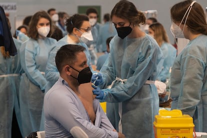 Un hombre recibe la vacuna de AstraZeneca, este jueves en Sevilla.