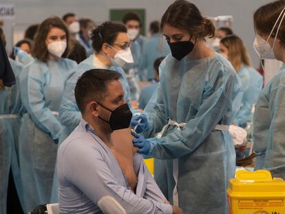 Un hombre recibe la vacuna de AstraZeneca, este jueves en Sevilla.