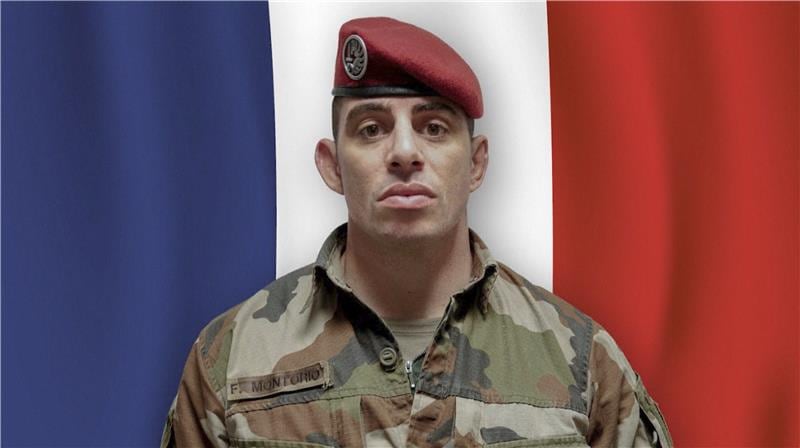 El ejército francés ha publicado la foto del soldado muerto en Líbano, el sargento primero Florian Montorio, del 17º Regimiento de Paracaidista de Montauban en un ataque contra una misión de UNFIL, que según El Elíseo, apunta a Hezbolá.