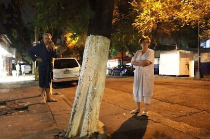 Dos vecinos del DF despu&eacute;s del se&iacute;smo del domingo por la madrugada.