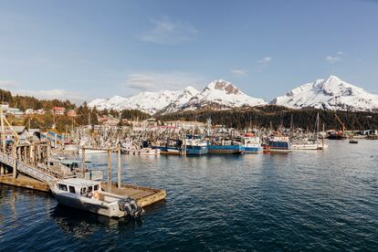 Vista del puerto y las montañas de la localidad de Córdova, en la desembocadura del río Copper. Sus 2.800 habitantes se multiplican durante la temporada de pesca. 