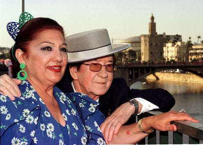 Dolores Abril y Juanito Valderrama, en 1999 durante la grabación en Sevilla de un programa de 'Cine de barrio'.