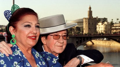 Dolores Abril y Juanito Valderrama, en 1999 durante la grabación en Sevilla de un programa de 'Cine de barrio'.