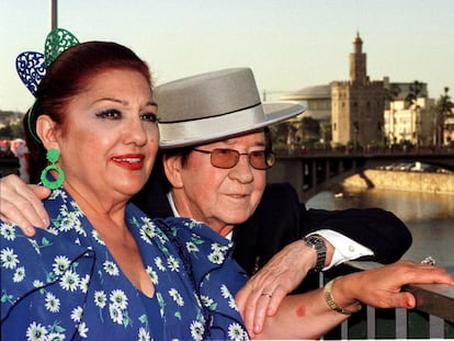 Dolores Abril y Juanito Valderrama, en 1999 durante la grabación en Sevilla de un programa de 'Cine de barrio'.