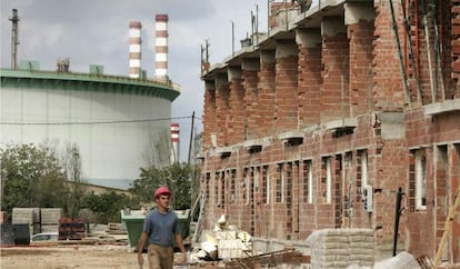 Edificios en construcci&oacute;n junto a las industrias qu&iacute;micas del Serrallo en Almassora en el a&ntilde;o 2006.