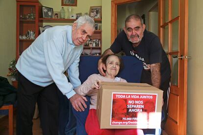 Desiderio, María Soledad y José con la caja de firmas en febrero de 2025.