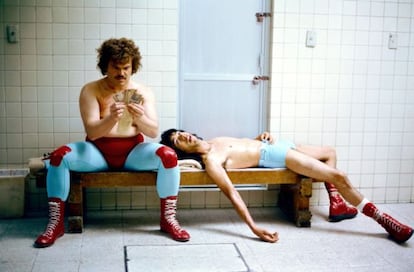 Los protagonistas de 'Súper Nacho' (2006), derrengados y con las rodillas maltrechas, después de su deporte semanal. A cuidarse, chicos.
