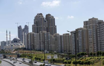 Torres de viviendas residenciales junto a una mezquita en Estambul.