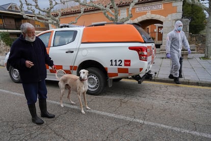 Alejandro, de Protección Civil, con el cargamento de mascarillas, batas, patucos y pantallas para la cara.