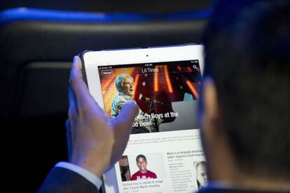 Un lector consulta un periódico en iPad.