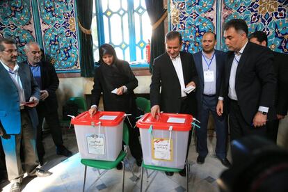 El vicepresidente iraní, Eshaq Jahangiri, y su mujer votan en Teherán.