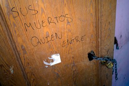 Mensaje en la puerta de una chabola del sector seis de la Cañada Real