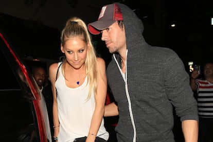 Enrique Iglesias y Anna Kournikova, el 1 de julio de 2016, en Beverly Hills (California).