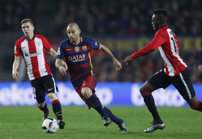 Mascherano se lleva el bal&oacute;n ante Williams y Muniain.