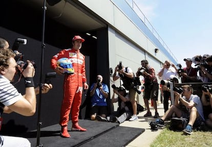 Alonso posa para los fot&oacute;grafos en el circuito de Albert Park en Melbourne