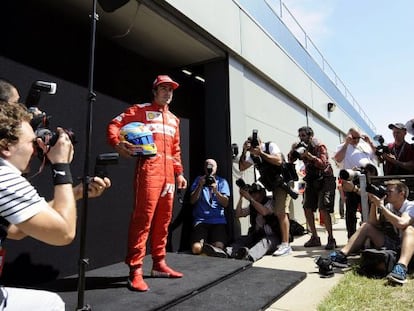 Alonso posa para los fot&oacute;grafos en el circuito de Albert Park en Melbourne