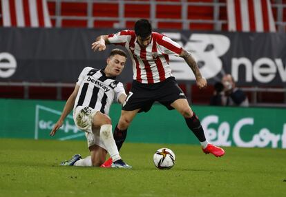 Yuri Berchiche y De Frutos, en una acción del partido.